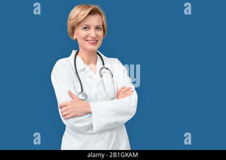 Frau im mittleren Alter, Doktor hat die Hände auf der Brust gekreuzt Stockfoto