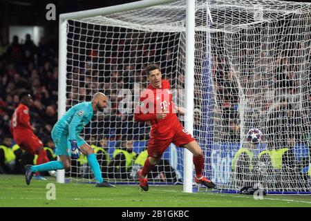 London, Großbritannien. Februar 2020. Robert Lewandowski von Bayern München (R) feiert, nachdem er das dritte Tor seiner Mannschaft erzielt hat. UEFA Champions League, Runde 16, 1. Spiel, Chelsea gegen Bayern München im Stamford Bridge Stadium in Chelsea, London am Dienstag, 25. Februar 2020. Dieses Bild darf nur für redaktionelle Zwecke verwendet werden. Nur redaktionelle Nutzung, Lizenz für kommerzielle Nutzung erforderlich. Keine Verwendung bei Wetten, Spielen oder einer einzelnen Club-/Liga-/Spielerpublikationen. PIC von Steffan Bowen/Andrew Orchard Sportfotografie/Alamy Live News Credit: Andrew Orchard Sportfotografie/Alamy Live News Stockfoto