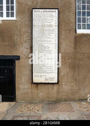 Schwarz-weißes Schild für den Fishmarket Square, der alte Markt im Hafen lyme Regis england Stockfoto