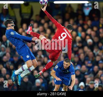 Champions League, Chelsea-München, London, 25. Februar 2020. Robert LEWANDOWSKI, FCB 9 tritt für den Ball an, Tackling, Duell, Kopfball, Zweikampf, Action, Kampf gegen Andreas CHRISTENSEN, Chelsea 4 Mateo KOVACIC, Chelsea 17 FC CHELSEA - FC BAYERN MÜNCHEN UEFA Fußball Champions League, London, 25. Februar 2020, Saison 2019/2020, Runde der letzten sechzehn, FCB, Bayern, München © Peter Schatz / Alamy Live News Stockfoto