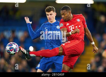 Champions League, Chelsea-München, London, 25. Februar 2020. David ALABA, FCB 27, tritt für Ball, Tackling, Duell, Kopfball, Zweikampf, Action, Kampf gegen Mason MOUNT, Chelsea 19 FC CHELSEA - FC BAYERN MÜNCHEN UEFA Football Champions League, London, 25. Februar 2020, Saison 2019/2020, Runde der letzten sechzehn, FCB, Bayern, München © Peter Schatz / Alamy Live News an Stockfoto