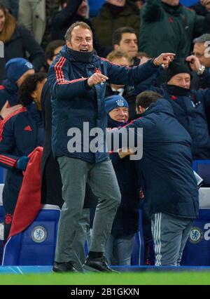 Champions League, Chelsea-München, London, 25. Februar 2020. Cheftrainer Hansi FLICK (FCB), Teammanager, Trainer, feiert 0-3 Tore, glücklich, lachen, feiern, FC CHELSEA - FC BAYERN MÜNCHEN UEFA Fußball Champions League, London, 25. Februar 2020, Saison 2019/2020, Runde der letzten sechzehn, FCB, Bayern, München © Peter Schatz / Alamy Live News Stockfoto