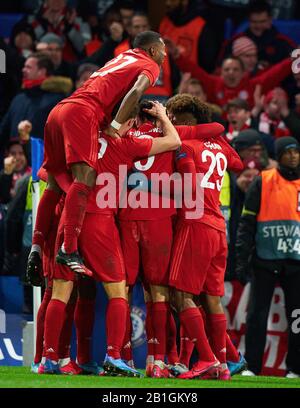 Champions League, Chelsea-München, London, 25. Februar 2020. Serge GNABRY, FCB 22 feiert sein Ziel, fröhlich, lachen, feiern, 0-2, David ALABA, FCB 27 FC CHELSEA - FC BAYERN MÜNCHEN UEFA Fußball Champions League, London, 25. Februar 2020, Saison 2019/2020, Runde der letzten sechzehn, FCB, Bayern, München © Peter Schatz / Alamy Live News Stockfoto