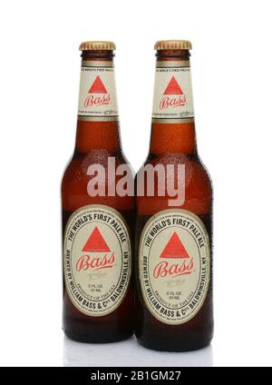 Irvine, CA - 25. MAI 2014: Zwei Flaschen Bass Ale mit Kondensation. The Bass Brewery wurde im Jahr 1777 von William Bass in Trent, England, gegründet und ist heute o Stockfoto