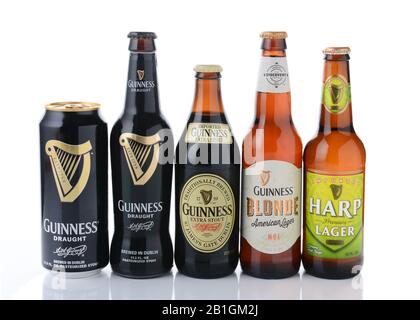 Irvine, CA - 11. JANUAR 2015: Fünf Flaschen Bier der Guinness Brewing Company. Guinness produziert seit 1759 Bier in Irland. Stockfoto