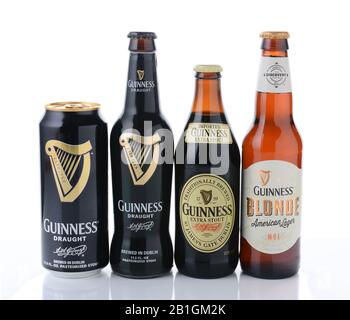 Irvine, CA - 12. JANUAR 2015: Vier Flaschen Bier der Guinness Brewing Company. Guinness produziert seit 1759 Bier in Irland. Stockfoto