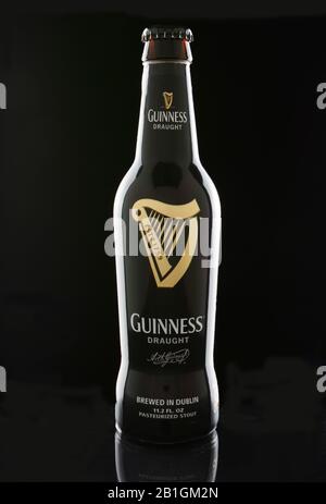 Irvine, CA - 12. JANUAR 2015: Eine Flasche Guinness-Entwurf auf schwarzem Hintergrund. Guinness produziert seit 1759 Bier in Irland und gehört zu den Stockfoto