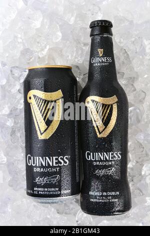 Irvine, CA - 11. JANUAR 2015: Eine Flasche und eine Dose Guinness Draft auf Eis. Guinness produziert seit 1759 Bier in Irland und gehört zu den Stockfoto