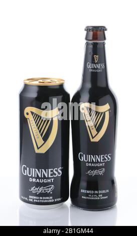 Irvine, CA - 11. JANUAR 2015: Eine Flasche und eine Dose Guinness Draft. Guinness produziert seit 1759 Bier in Irland und gehört zu den meisten s. Stockfoto