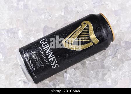 Irvine, CA - 15. Dezember 2017: Eine Dose Guinness-Entwurf auf einem Eisbett. Das Irish Beer ist eine der weltweit erfolgreichsten Biermarken mit jährlichem Erfolg Stockfoto