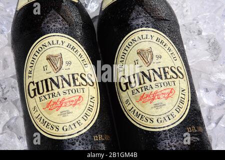 Irvine, CA - 25. MAI 2014: Zwei Flaschen Guinness Extra Stout auf einem Eisbett. Das Irish Beer ist eine der weltweit erfolgreichsten Biermarken mit A. Stockfoto