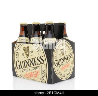 Irvine, CA - 25. MAI 2014: Eine 6-er Packung Guinness Extra Stout. Guinness ist eine der weltweit erfolgreichsten Biermarken mit einem Jahresumsatz von über 850 Mühlen Stockfoto