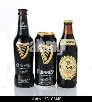 Irvine, CA - 12. JANUAR 2015: Drei Biere der Guinness Brewing Company, Stout Bottle und Draft-Dose und Flasche. Guinness hat Be produziert Stockfoto