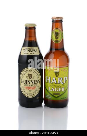 Irvine, CA - 11. JANUAR 2015: Eine Flasche Harp Lager und Guinness Stout. Von der Guinness Brewing Company eine der erfolgreichsten Welten Stockfoto