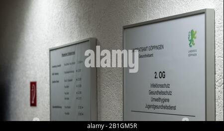 25. Februar 2020, Baden-Württemberg, Göppingen: Im Gesundheitswesen leuchtet das Licht im Treppenhaus. Der erste Patient, der in Baden-Württemberg an Coronavirus erkrankt ist, wurde hier bestätigt. Foto: Stefan Puchner / dpa Stockfoto