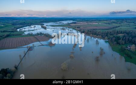 Luftaufnahme von überschwemmtem Ackerland - Fluss Severn schlängelt sich in Shropshire Stockfoto