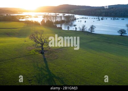 Luftaufnahme von überschwemmtem Ackerland bei Sonnenaufgang - Fluss Severn schlängelt sich in Shropshire Stockfoto