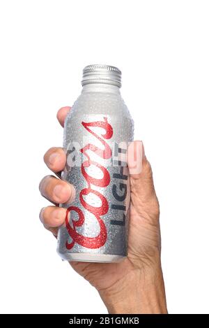 Irvine, KALIFORNIEN - 26. APRIL 2019: Nahaufnahme einer Hand, die eine Coors Light Aluminium Pint Flasche mit Kondensation hält. Stockfoto