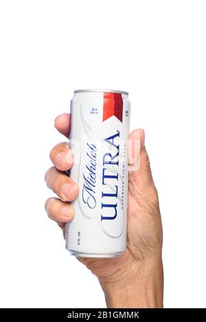 Irvine, KALIFORNIEN - 26. APRIL 2019: Nahaufnahme einer Hand, die eine Dose Michelob Ultra-Bier hält. Ein kalorienarmes und kalorienarmes Bier vom Anheuser-Bus Stockfoto