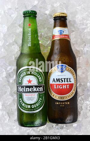 Irvine, CA - 12. JANUAR 2015: Eine Flasche Amstel Light und Heineken Beer, volle Flaschen im vertikalen Format. Seit 1975 ist das meiste Heineken-Bier br Stockfoto