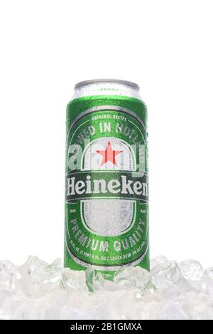 Irvine, KALIFORNIEN - 21. MÄRZ 2018: Heineken Bierkönig kann Eis Heineken ist bekannt für seine unverkennbaren grünen Flaschen und Dosen mit einem roten Stern. Stockfoto