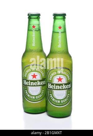 Irvine, CA - 29. MAI 2017: Heineken Bierflaschen auf Weiß. Seit 1975 wird das meiste Heineken-Bier in der Brauerei in Zoeterwoude, Niederlande, gebraut. Stockfoto