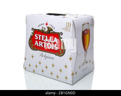 Irvine, KALIFORNIEN - 17. DEZEMBER 2017: Stella Artois Beer 12er Pack. Stella wird seit 1926 in Leuven, Belgien, gebraut und als festliches B. Stockfoto