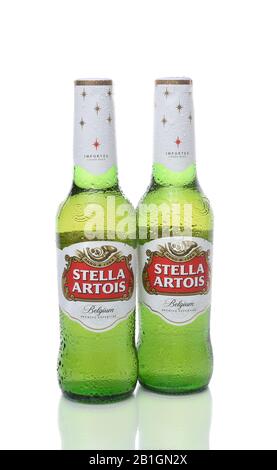 Irvine, KALIFORNIEN - 17. DEZEMBER 2017: Stella Artois Bierflaschen. Stella wird seit 1926 in Leuven, Belgien, gebraut und als festliches B. Stockfoto