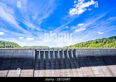 Blick auf die Rappbode-Staumauer und den Stausee im Harz, Deutschland Stockfoto