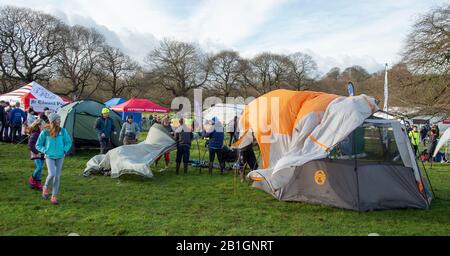 Nottingham - ENGLAND - 22. FEBRUAR: Probleme beim Aufstellen der Zelte bei den englischen nationalen Crosslauf-Meisterschaften, Wollaton Park, Notting Stockfoto