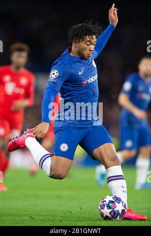 London, Großbritannien. Februar 2020. Reece James von Chelsea während der UEFA Champions League-Runde des 16. Spiels zwischen Chelsea und Bayern München an der Stamford Bridge, London, England am 25. Februar 2020. Foto von Salvio Calabrese. Nur redaktionelle Nutzung, Lizenz für kommerzielle Nutzung erforderlich. Keine Verwendung bei Wetten, Spielen oder einer einzelnen Club-/Liga-/Spielerpublikationen. Kredit: UK Sports Pics Ltd/Alamy Live News Stockfoto