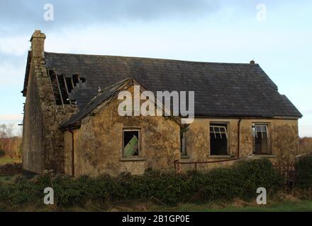 Überreste eines derben Schulhauses, Brockagh National School, Glenfarne, County Leitrim, Irland Stockfoto