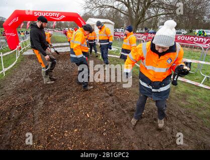 Nottingham - ENGLAND - 22. FEBRUAR: Offizielle Reparatur des Kurses bei den englischen nationalen Cross-Country-Meisterschaften, Wollaton Park, Nottingham, Englan Stockfoto