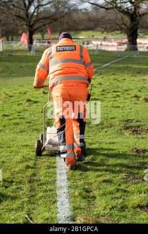 Nottingham - ENGLAND - 22. FEBRUAR: Nottingham council Worker, der den Kurs bei den englischen nationalen Cross-Country-Meisterschaften, Wollaton Park, Stockfoto