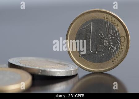 Schließen Sie Euromünzen ab. Währung der Europäischen union auf verschwommenem Hintergrund. Stockfoto