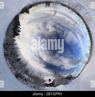 Flacher Blick auf den Himmel über abgelegenes Haus im schwedischen Lappland. Stockfoto