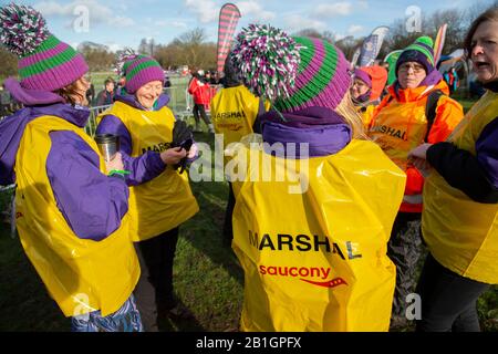 Nottingham - ENGLAND - 22. FEBRUAR: Marshalls Hilfe bei den englischen Cross-Country-Meisterschaften, Wollaton Park, Nottingham, England auf der Stockfoto