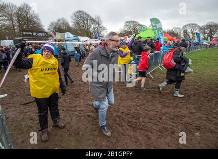 Nottingham - ENGLAND - 22. FEBRUAR: Marshalls Hilfe bei den englischen Cross-Country-Meisterschaften, Wollaton Park, Nottingham, England auf der Stockfoto