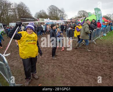 Nottingham - ENGLAND - 22. FEBRUAR: Marshalls Hilfe bei den englischen Cross-Country-Meisterschaften, Wollaton Park, Nottingham, England auf der Stockfoto