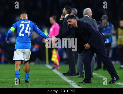 Neapel, Italien. Februar 2020. - Stadio San Paolo, Neapel, Kampanien, Italien; UEFA Champions League Fußball, Neapel gegen Barcelona; Lorenzo Insige von Napoli Fist pumpt seinen Manager Gattuso Credit: Action Plus Sports Images/Alamy Live News Stockfoto