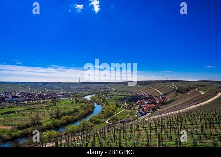 Blick über das idyllische Maintal, die Weinberge, die Mainschleife bei der Stadt Volkach, deutschland Stockfoto