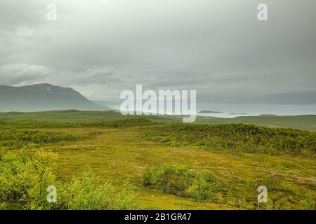 Blick vom Hügel Paddus auf den Berg Nuolja und den See Tornetrask bei Abisko, Schweden. Stockfoto