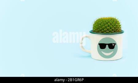 Cactus gewachsener, recycelter Tinnbecher mit umweltfreundlichem Emoji Cool Face, lustiger umweltfreundlicher Wiederverwendung, Upcycle Zero Waste Concept, Copy-Space Stockfoto