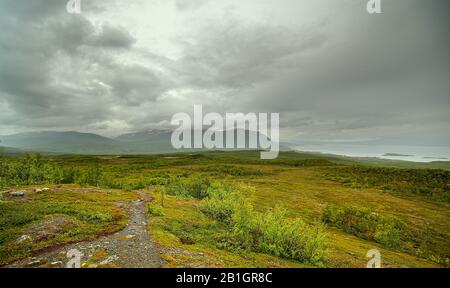 Blick vom Hügel Paddus auf den Berg Nuolja und den See Tornetrask bei Abisko, Schweden. Stockfoto