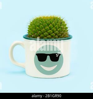 Cactus gewachsener recycelter Tinnbecher mit umweltfreundlichem Emoji cooles Gesicht, lustiger umweltfreundlicher Wiederverwendung, hochzyklisches Null-Abfall-Konzept Stockfoto