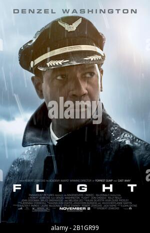 Flight (2012) unter der Regie von Robert Zemeckis und mit Denzel Washington, Nadine Velazquez und Don Cheadle in den Hauptrollen. Ein Pilot der Fluggesellschaft landet erfolgreich ein defektes Flugzeug, das alle an Bord speichert, aber die nachfolgende Untersuchung enthüllt, dass er unter dem Einfluss stand. Stockfoto