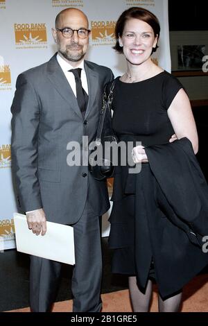 New York, NY, USA. April 2009. Der Schauspieler Stanley Tucci und seine Frau Kate Tucci beim 6. Jährlichen Can-Do-Preis-Dinner, das von der Food Bank for New York City im Abigail Kirsch's Pier Sixty bei Chelsea Piers veranstaltet wird. Kredit: Steve Mack/Alamy Stockfoto