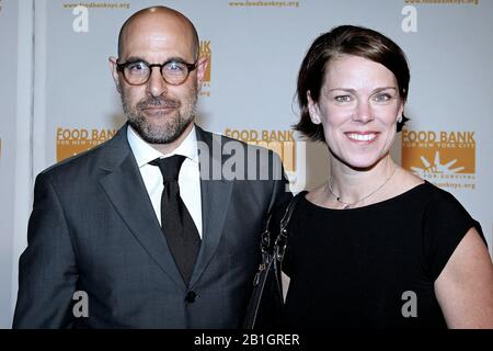 New York, NY, USA. April 2009. Der Schauspieler Stanley Tucci und seine Frau Kate Tucci beim 6. Jährlichen Can-Do-Preis-Dinner, das von der Food Bank for New York City im Abigail Kirsch's Pier Sixty bei Chelsea Piers veranstaltet wird. Kredit: Steve Mack/Alamy Stockfoto