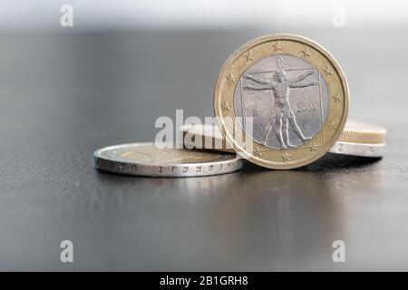 Nahaufnahme einer Euro-Münze auf verschwommenem Hintergrund, die den Vitruvian-Mann zeigt, eine Zeichnung von Leonardo da Vinci. Stockfoto