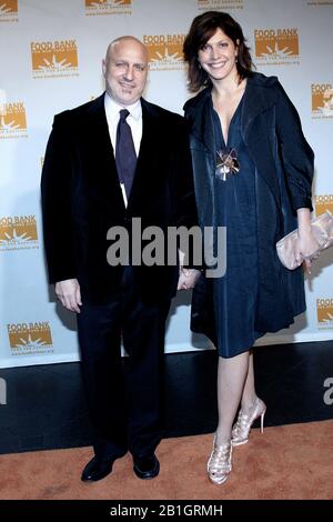 New York, NY, USA. April 2009. Küchenchef Tom Colicchio und Frau Lori Silverbush beim 6. Jährlichen Can-Do-Preis-Dinner, das von der Food Bank für New York City im Abigail Kirsch's Pier Sixty in Chelsea Piers veranstaltet wird. Kredit: Steve Mack/Alamy Stockfoto